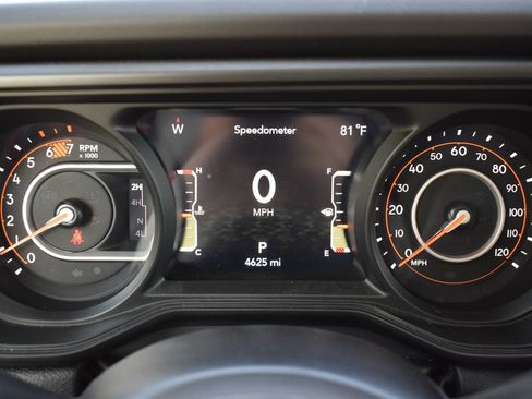 Used 2025 Jeep Wrangler Unlimited Rubicon w/ Convenience Group AWD/4WD image 10