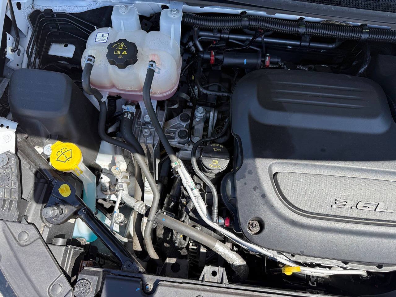Used 2024 Chrysler Pacifica Touring FWD image 11
