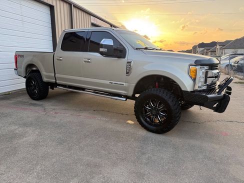 Used 2017 Ford F250 XLT w/ XLT Premium Package image 6