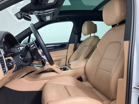 Certified 2023 Porsche Cayenne AWD/4WD image 5