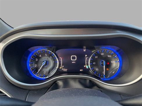 Used 2025 Chrysler Pacifica Select image 13