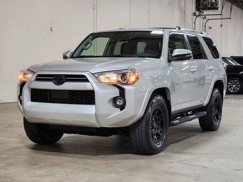 Used 2022 Toyota 4Runner SR5 Premium image 4