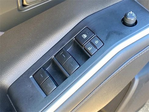 Used 2022 Toyota Highlander L image 13