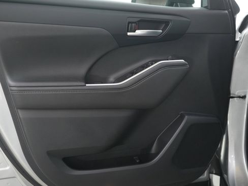 Used 2023 Toyota Highlander XLE image 21