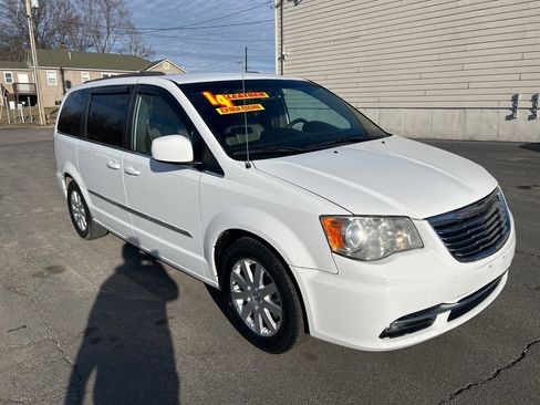 Used 2014 Chrysler Town & Country Touring image 4