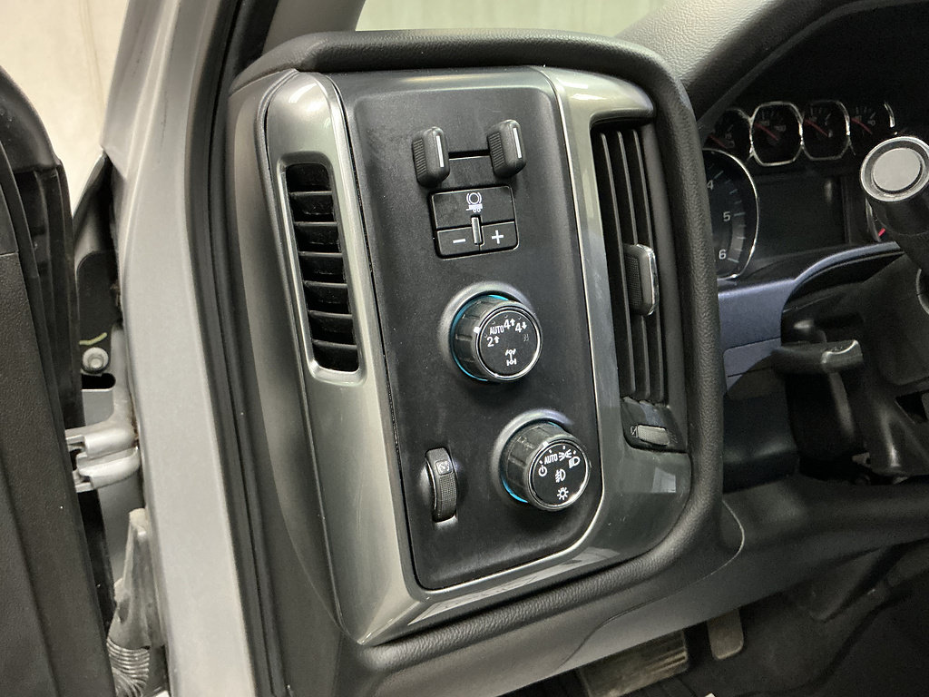 Used 2018 Chevrolet Silverado 1500 LT w/ All Star Edition AWD/4WD image 11
