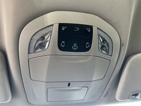 Used 2022 Chrysler Voyager LX image 27