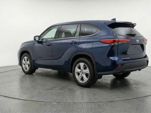 Used 2025 Toyota Highlander LE image 6