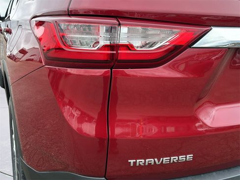 Used 2021 Chevrolet Traverse LT image 39
