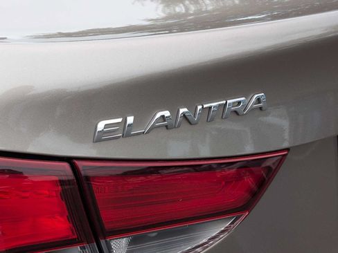Used 2015 Hyundai Elantra SE FWD image 13