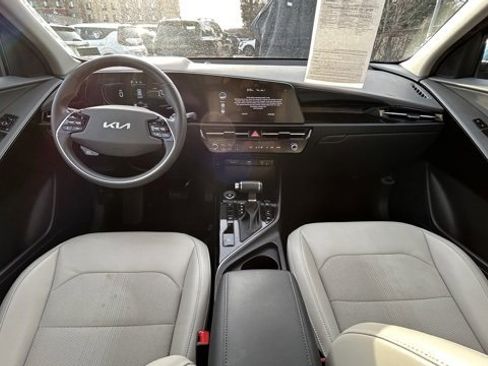 Used 2024 Kia Niro EX image 4