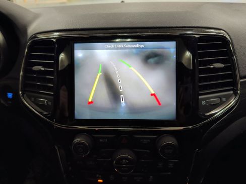 Used 2019 Jeep Grand Cherokee Altitude image 12