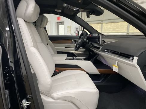 Used 2026 Cadillac Vistiq Sport image 19