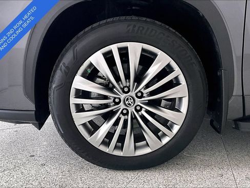 Used 2024 Toyota Highlander Platinum FWD image 10