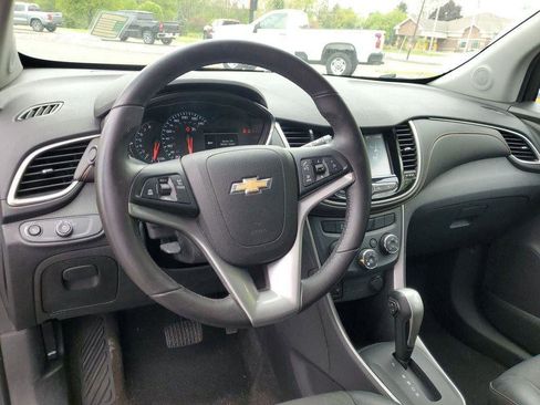 Used 2017 Chevrolet Trax LT w/ LT Convenience Package FWD image 7