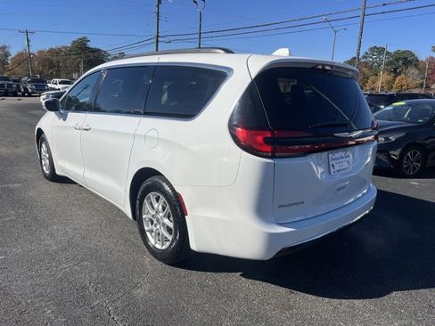 Used 2022 Chrysler Pacifica Touring-L image 5