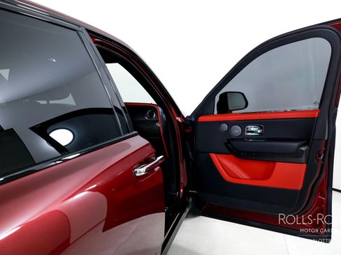Used 2022 Rolls-Royce Cullinan Black Badge image 34