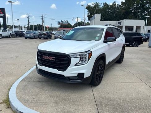 Used 2024 GMC Terrain SLE w/ Elevation Edition FWD image 3
