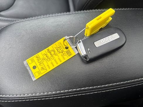 Used 2021 Jeep Cherokee Latitude Lux w/ Sun & Sound Group image 28