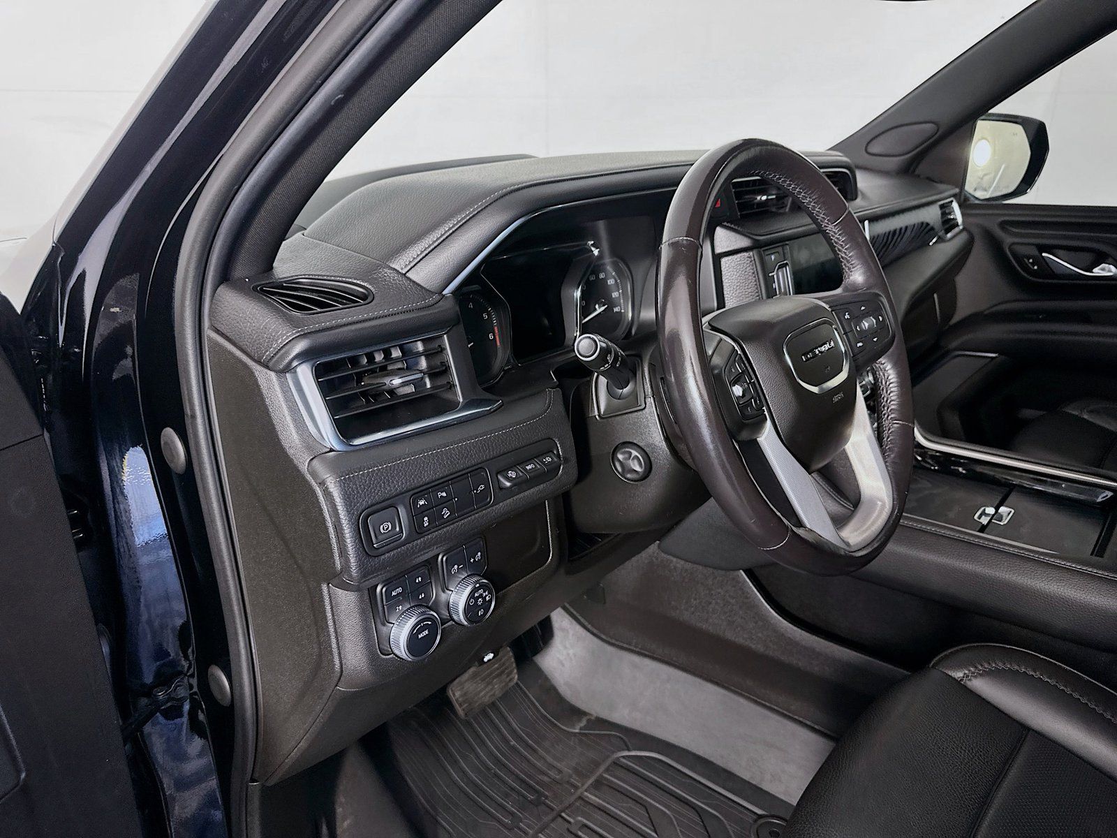 Used 2021 GMC Yukon XL Denali AWD/4WD image 9