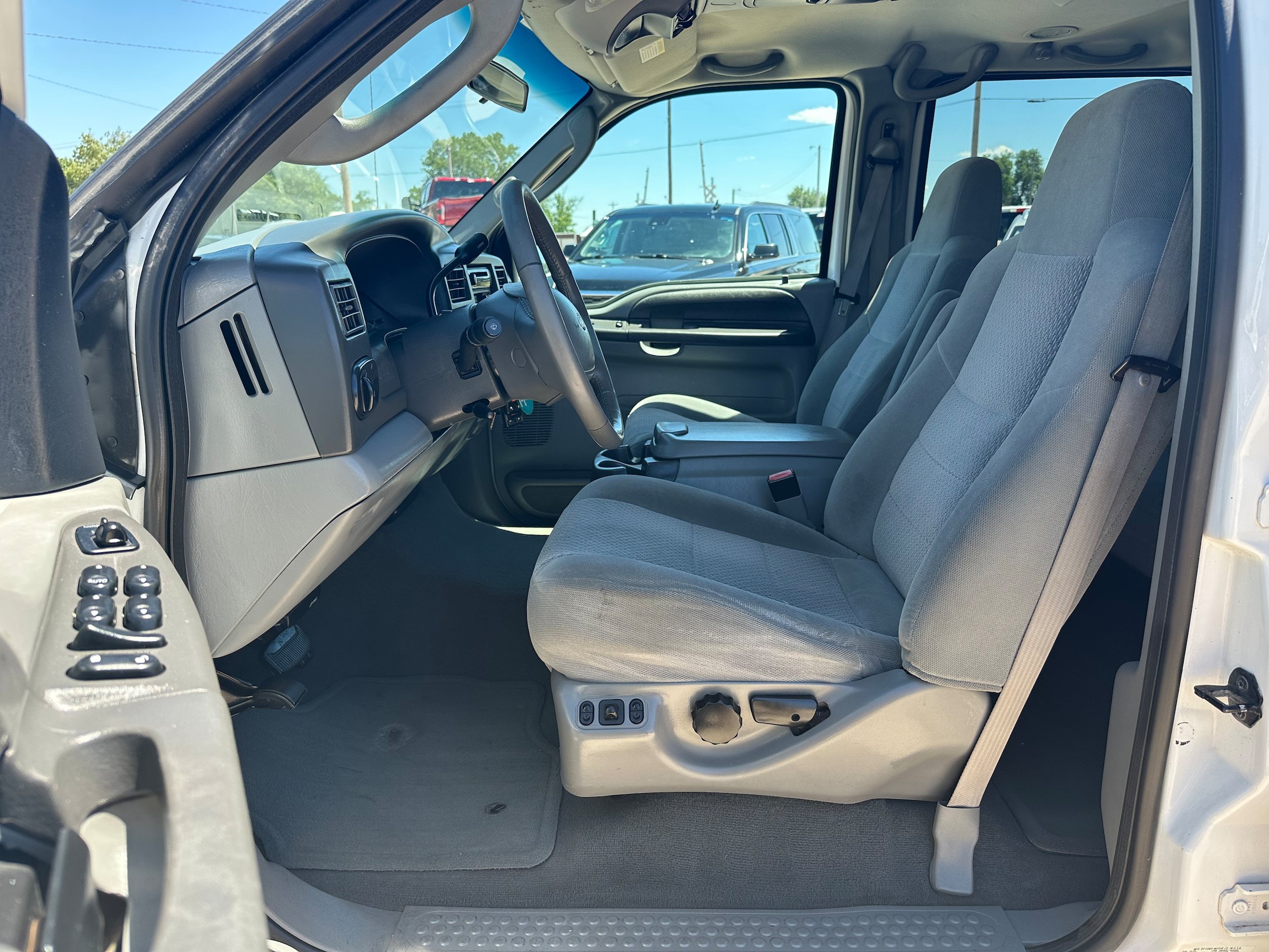 Used 2004 Ford Excursion XLT AWD/4WD image 11