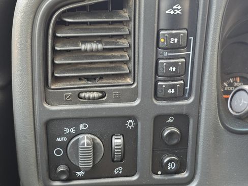 Used 2005 Chevrolet Silverado 2500 LS w/ Skid Plate Package AWD/4WD image 11