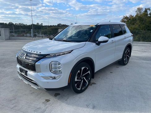 Used 2022 Mitsubishi Outlander SE image 3