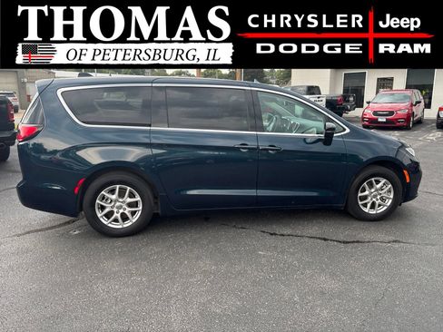 Used 2024 Chrysler Pacifica Touring-L FWD image 8