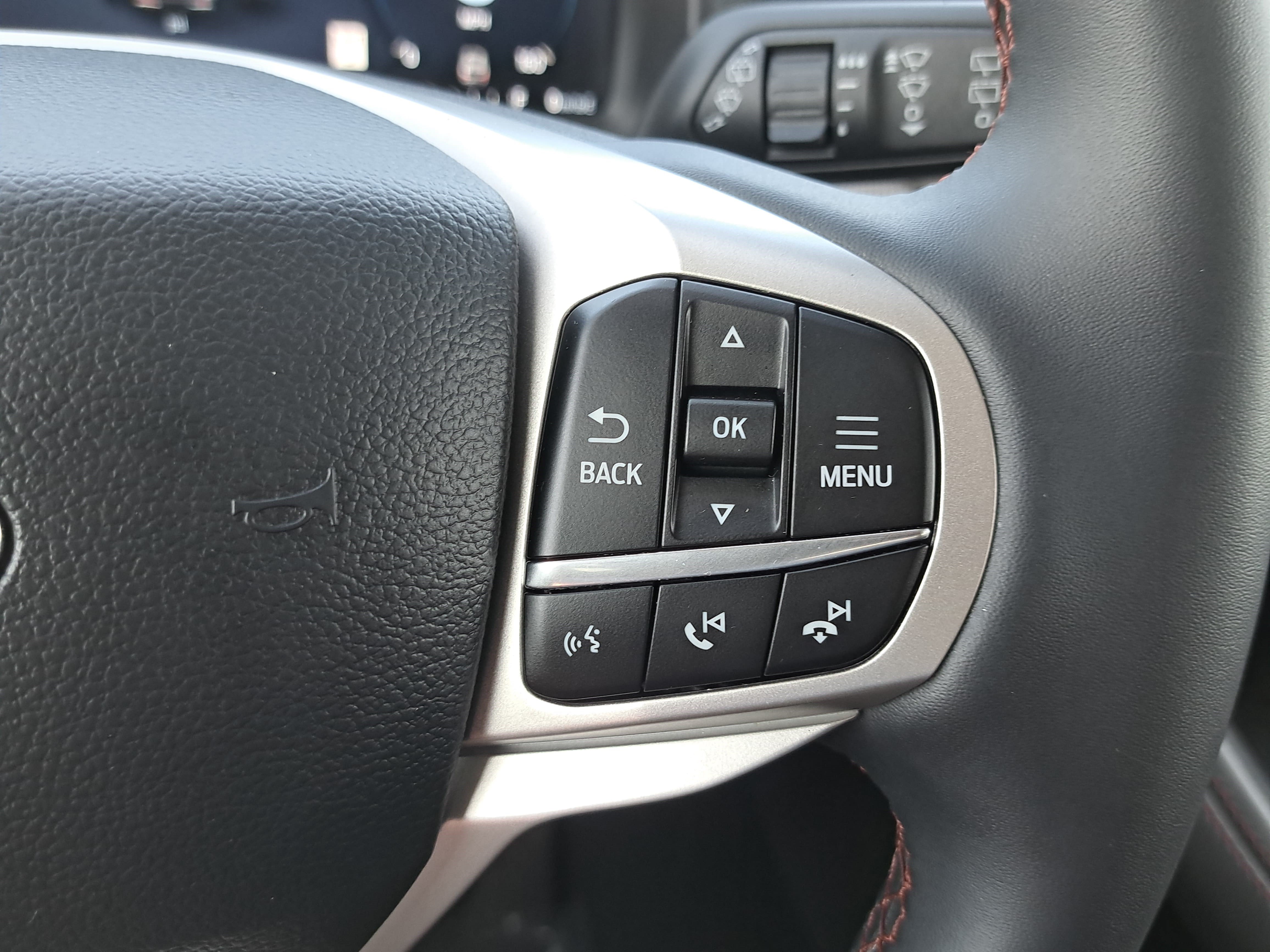 Used 2025 Ford Explorer Active AWD/4WD image 19