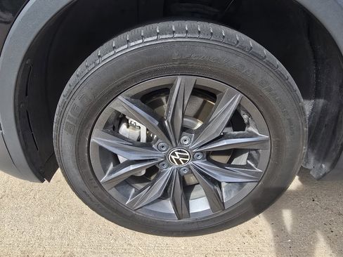 Used 2023 Volkswagen Tiguan SE w/ Panoramic Sunroof Package FWD image 10
