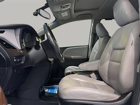 Used 2017 Toyota Sienna Limited Premium AWD/4WD image 9