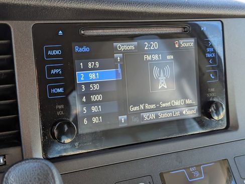 Used 2015 Toyota Sienna LE image 15