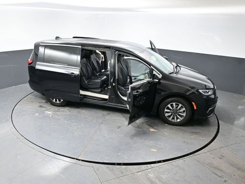 Used 2024 Chrysler Pacifica Select image 59