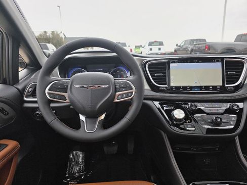 New 2026 Chrysler Pacifica Pinnacle image 6