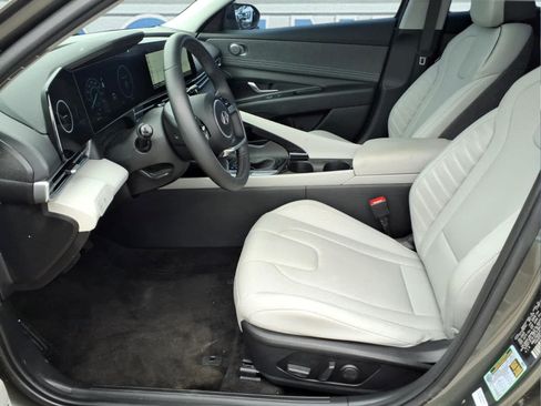 Used 2025 Hyundai Elantra Limited FWD image 15