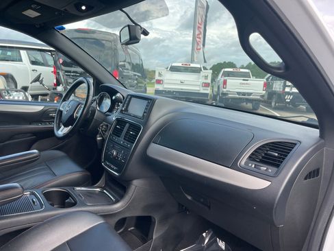 Used 2017 Dodge Grand Caravan GT image 28