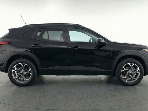 Used 2025 Chevrolet Trax LT w/ LT Convenience Package image 11