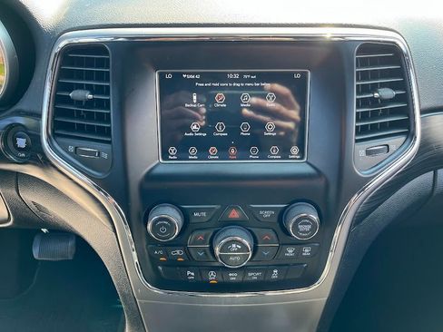 Used 2020 Jeep Grand Cherokee Laredo image 14
