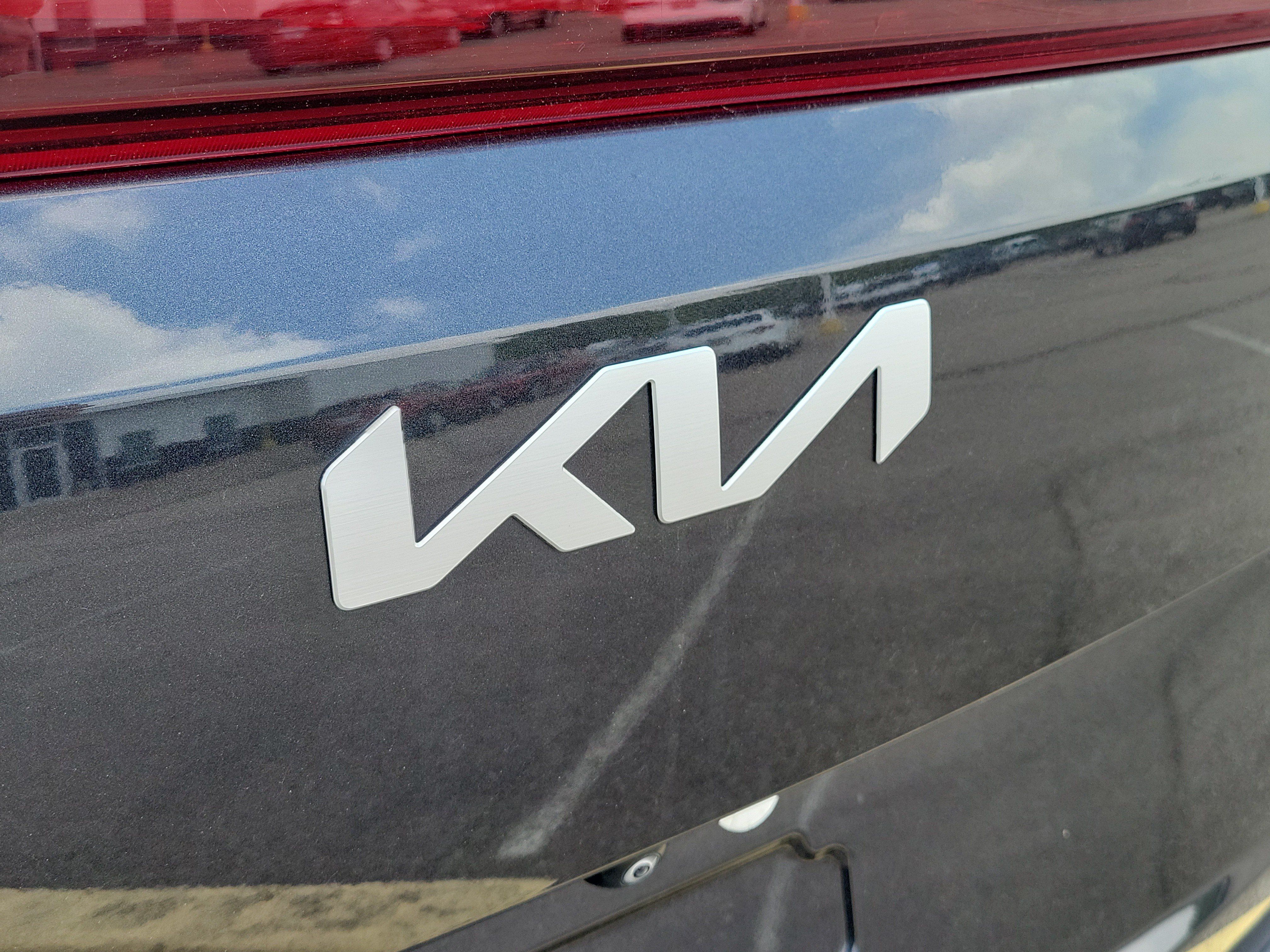Used 2025 Kia Carnival FWD image 7