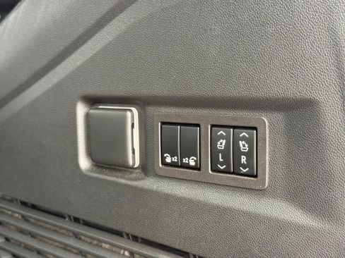Used 2023 GMC Yukon Denali Ultimate AWD/4WD image 33
