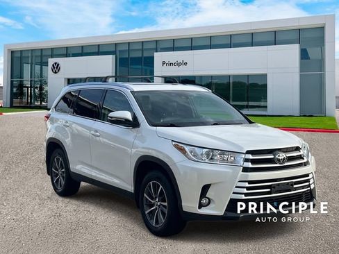 Used 2019 Toyota Highlander XLE AWD/4WD image 3
