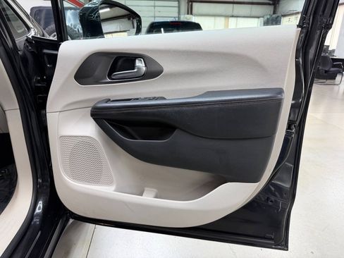 Used 2020 Chrysler Pacifica Touring w/ Advanced Safetytec Group FWD image 15