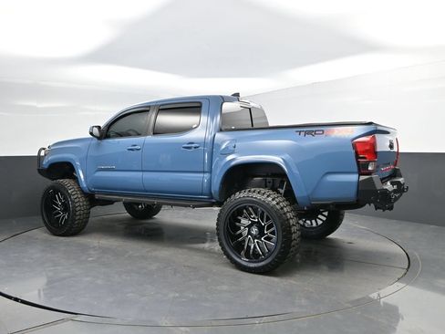 Used 2019 Toyota Tacoma TRD Sport AWD/4WD image 5
