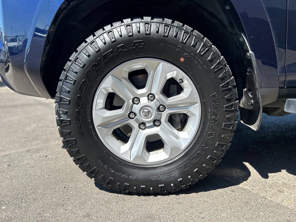 Used 2019 Toyota 4Runner SR5 AWD/4WD image 11