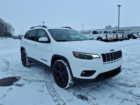 Used 2019 Jeep Cherokee Latitude w/ Cold Weather Group image 3