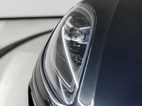 Certified 2025 Porsche Macan image 13