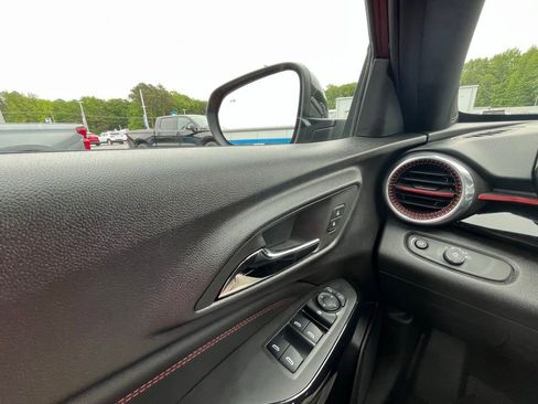 Used 2025 Chevrolet Trax RS w/ Sunroof Package FWD image 17