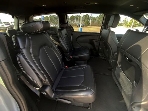 Used 2025 Chrysler Pacifica Select image 25