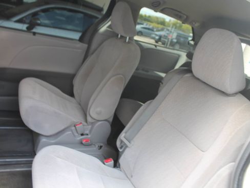 Used 2018 Toyota Sienna LE image 17