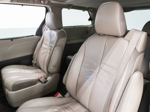 Used 2011 Toyota Sienna Limited w/ Premium Pkg image 17